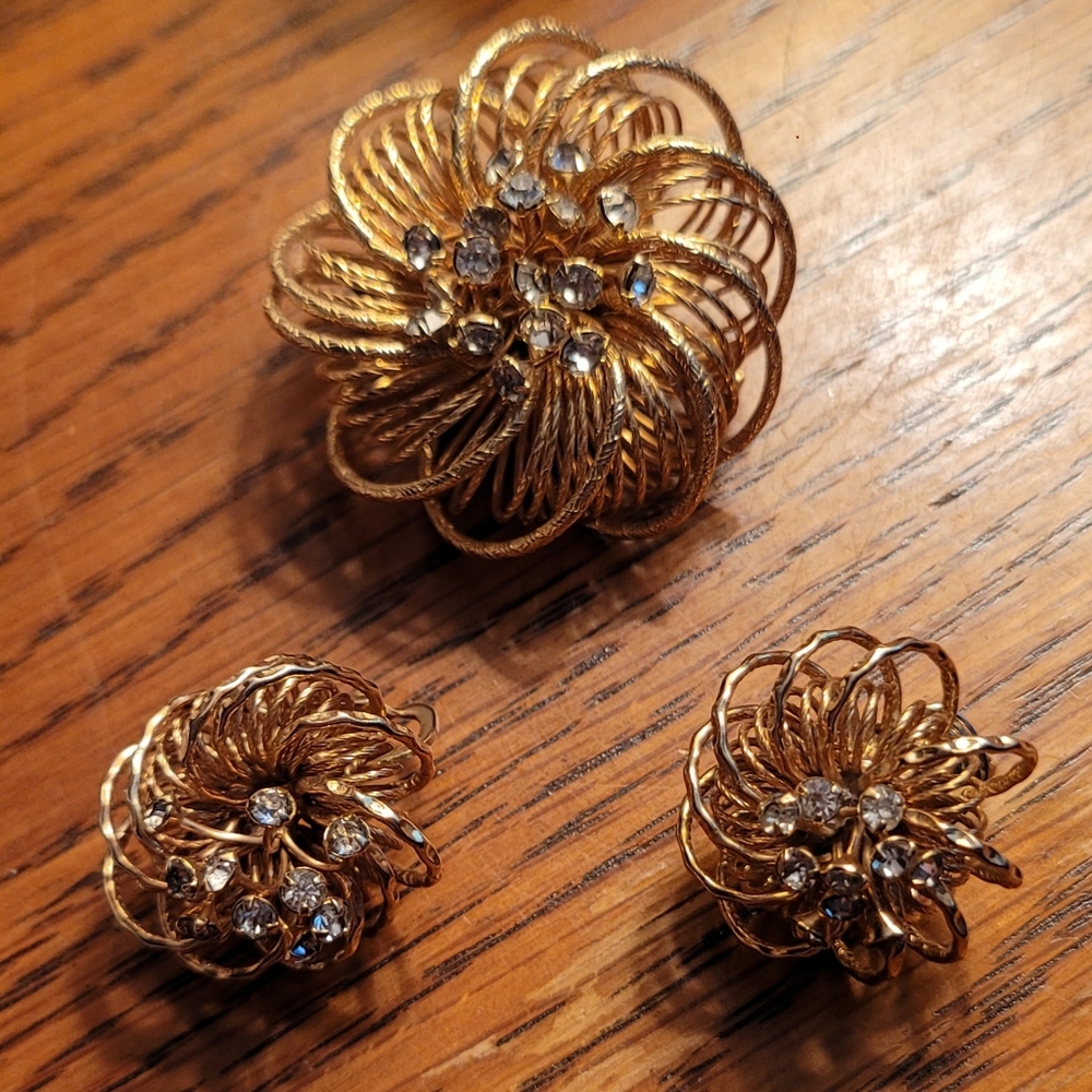 Vintage 1950's Castlecliff Brooch and Earrings set-Goldtone wire and crystal